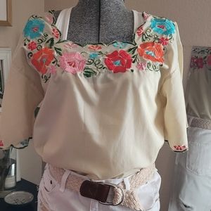 Vintage hand embroidered Mexican floral top, in good condition!!
